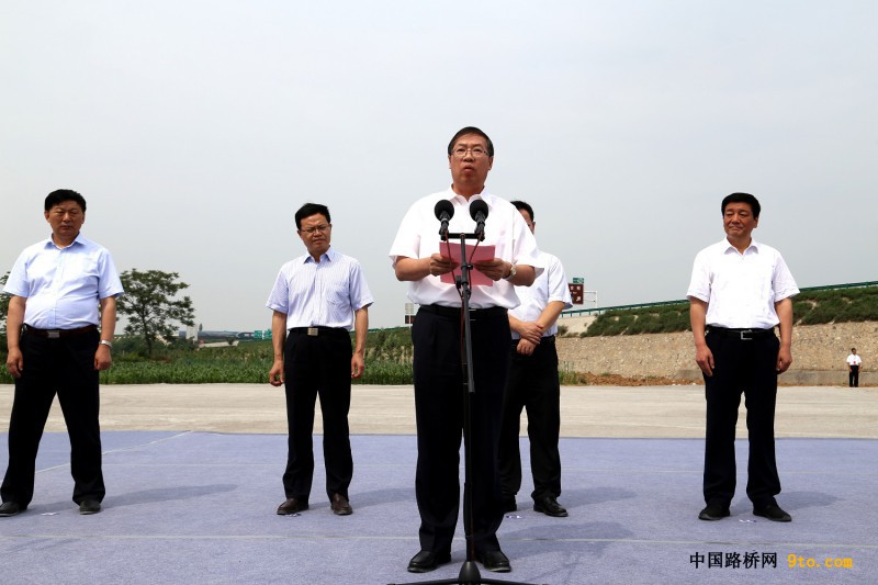 圖為中國鐵建總裁莊尚標在合銅、吳華高速公路項目開工儀式發(fā)表重要講話